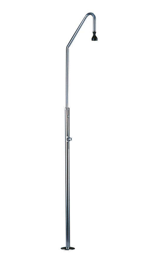 Freistehende Schwimmbad-Dusche aus V2A Edelstahl mit gebogenem Duscharm und Automatikventil.