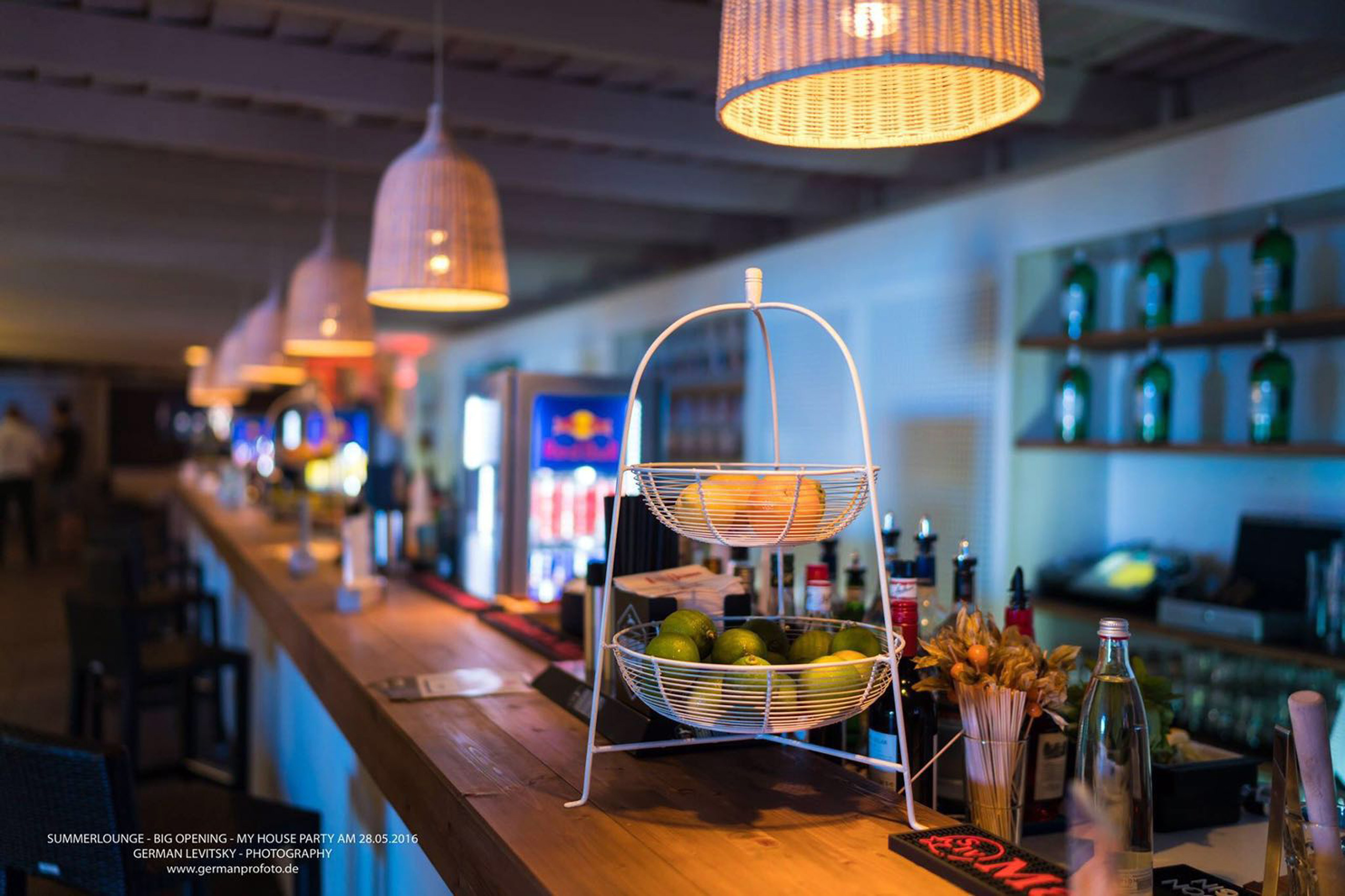 Detailansicht der geraden Treppe und des Podests im Schwimmbad 4x10x1,35m