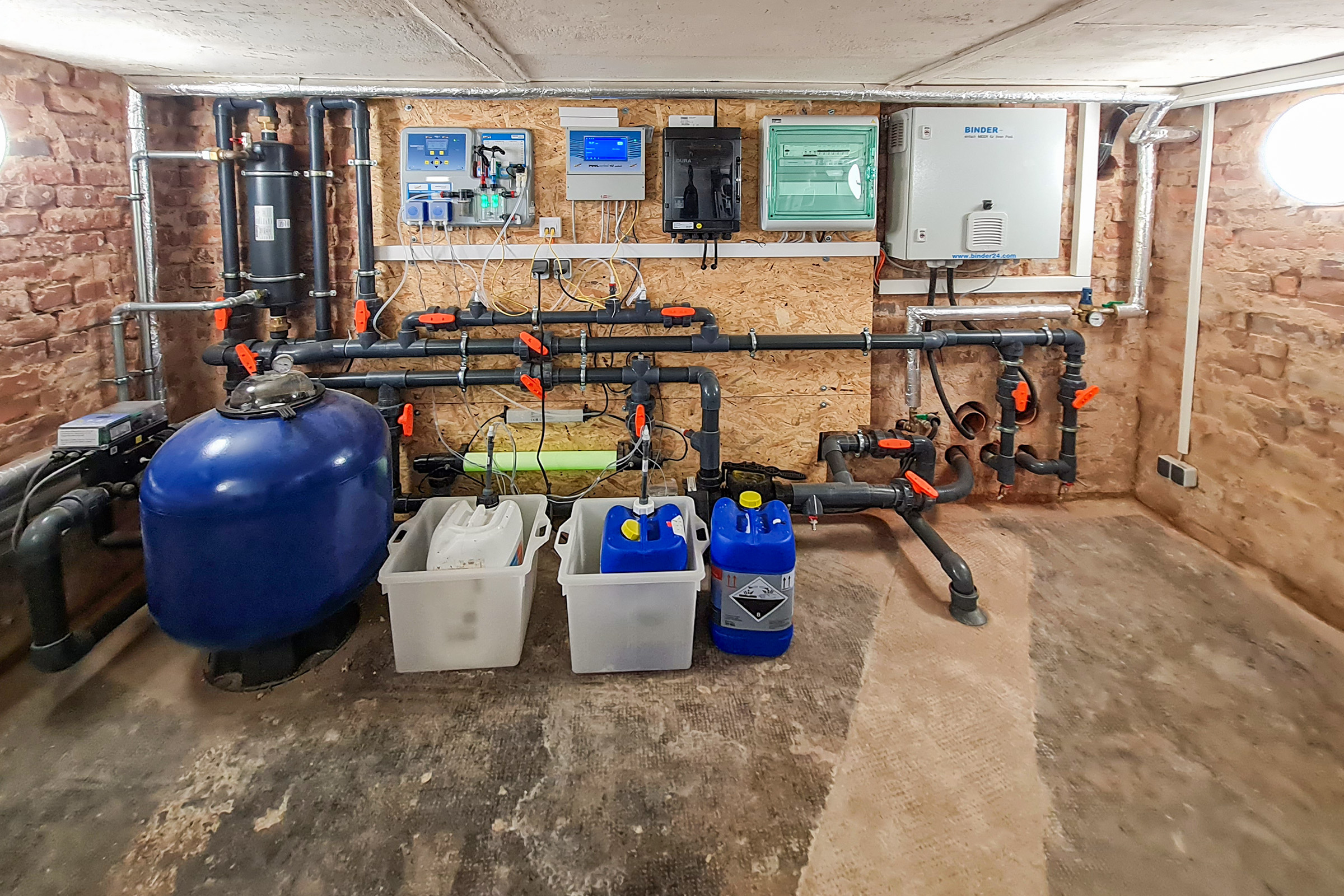 Technikraum mit moderner Poolsteuerung Technikraum mit Filteranlage, Dosiersystem und Steuerungseinheiten für den Betonpool