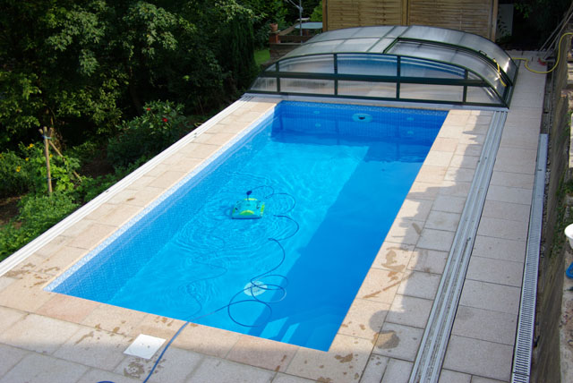 Schwimmbad mit Schiebehalle