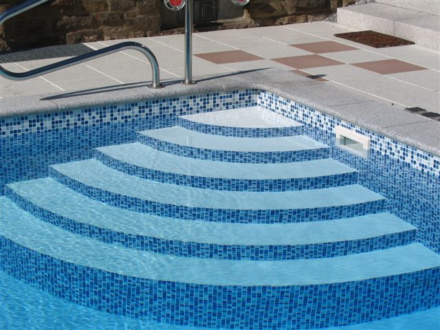 runde Ecktreppe mit Handlauf