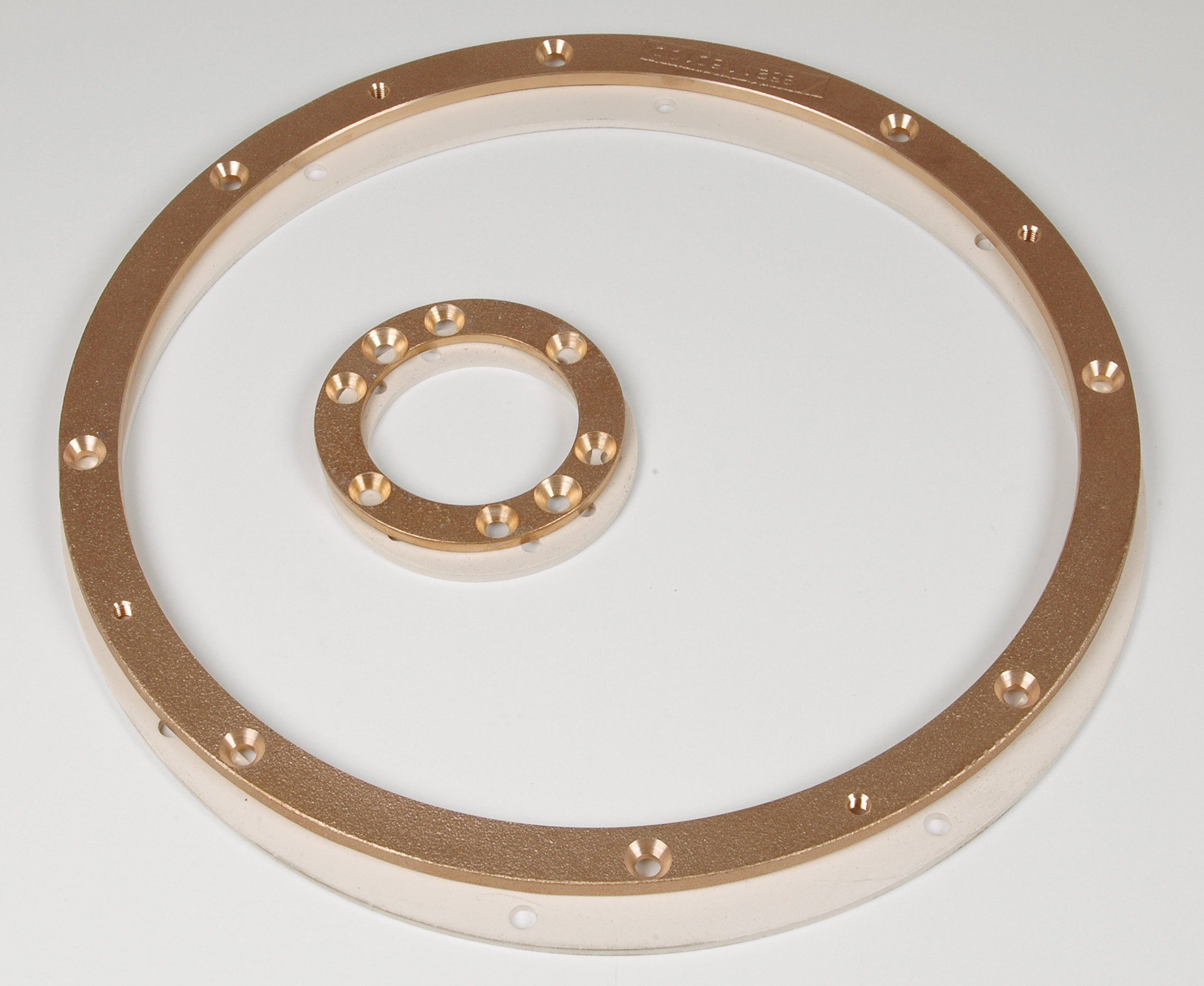 Zwei bronzefarbene Flanschringe mit Schraublöchern für Folienbecken