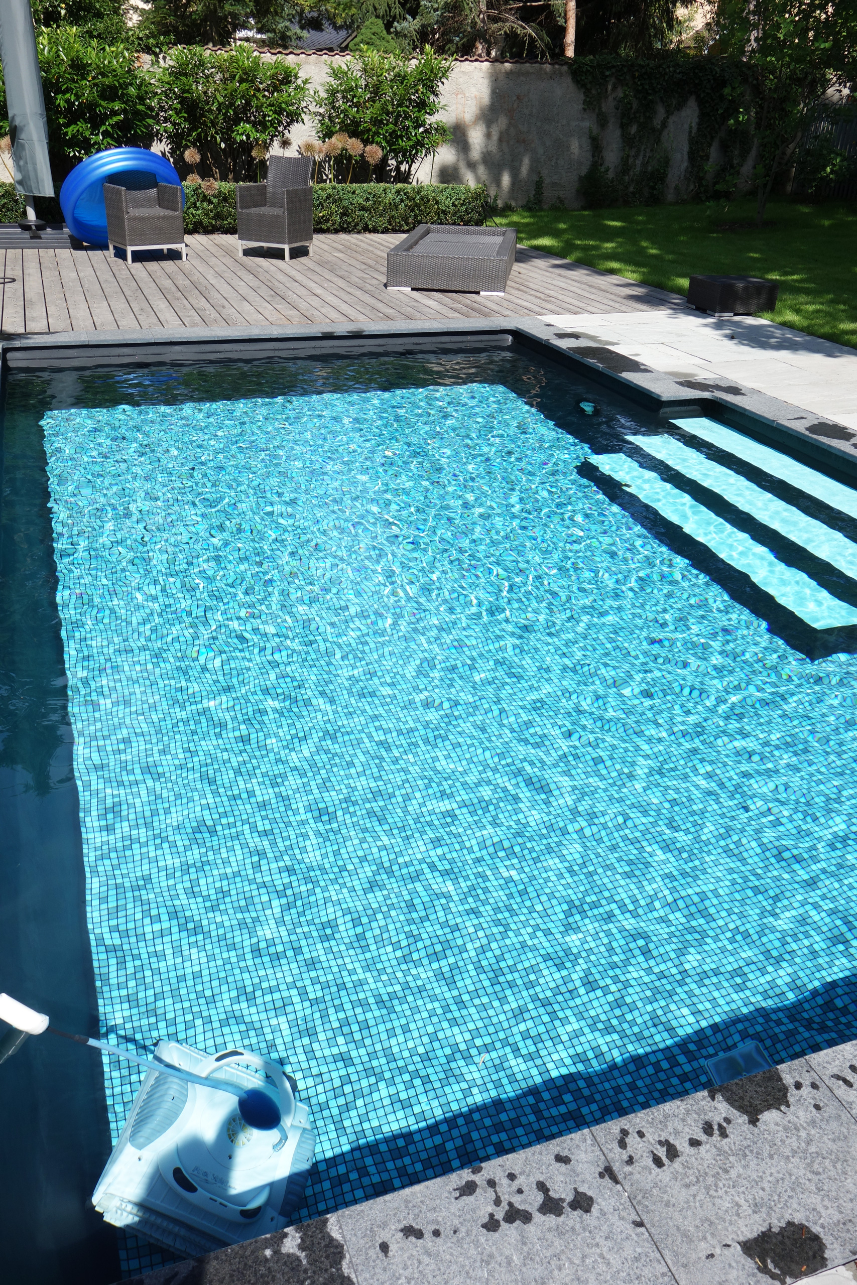 Rechteck-Pool mit gerader Treppe und blauer Mosaik-Einhängefolie, Poolroboter am Beckenrand