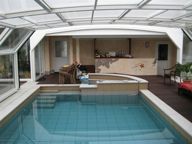 Schwimmbecken mit Whirlpool und Überdachung