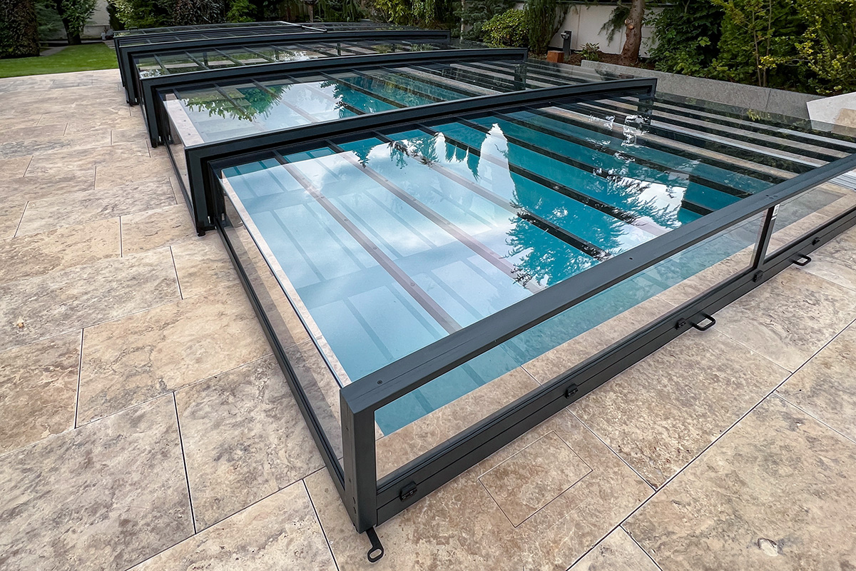 Detailansicht der Poolüberdachung Aluna Exclusive Line R1 mit dunklem Rahmen und transparenten Elementen