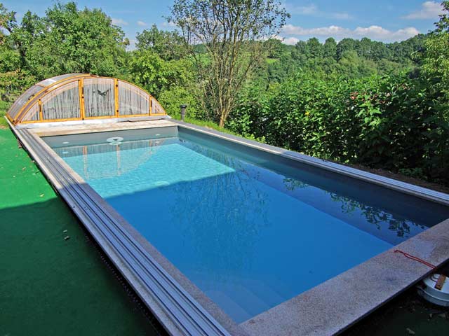 Schwimmbecken Schiebehalle geöffnet