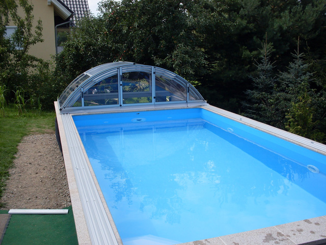 Schwimmbecken mit Schiebeüberdachung