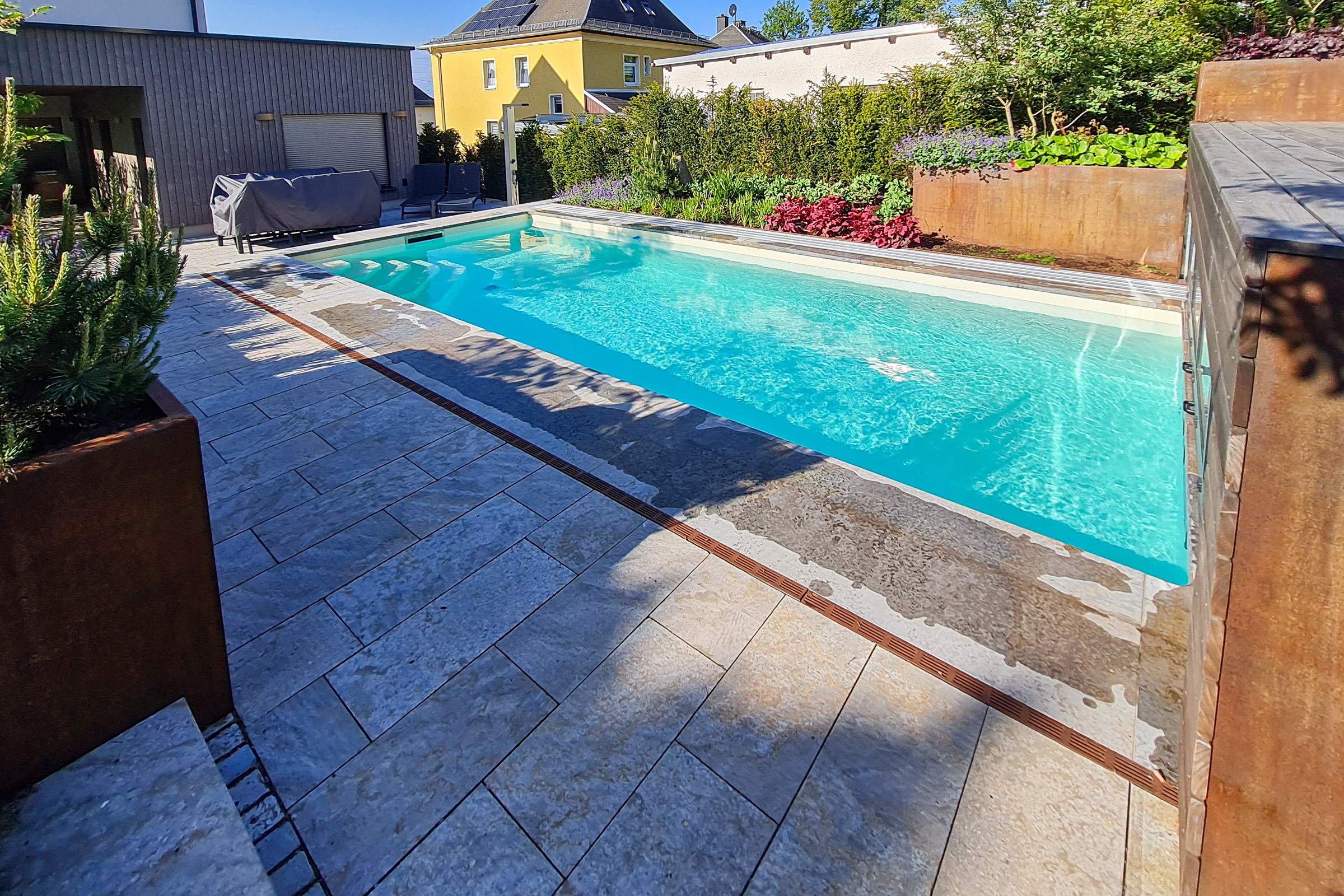 Massivpool mit Pearl Sand Folie Moderner Massivpool mit heller Folienauskleidung