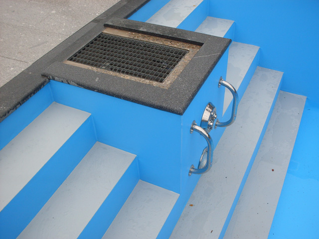 Einstieg in ein Schwimmbecken mit gerader Treppe, blauer Folie und Edelstahl-Haltegriffen