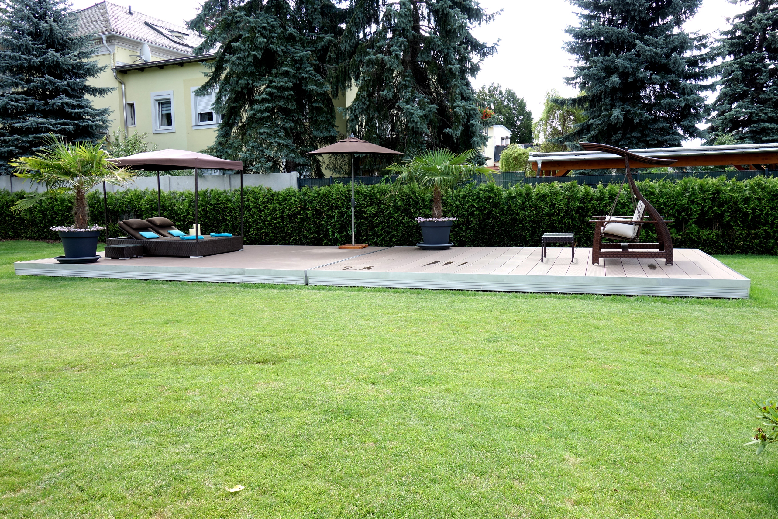 Terrassenabdeckung des Compass Pool Schwimmbeckens Java 101 mit Liegen und Sonnenschirmen