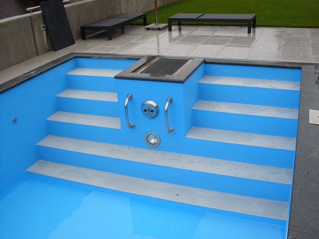 Detailansicht der geraden Treppe eines Schwimmbeckens mit blauer Einhängefolie und Edelstahlhandläufen.