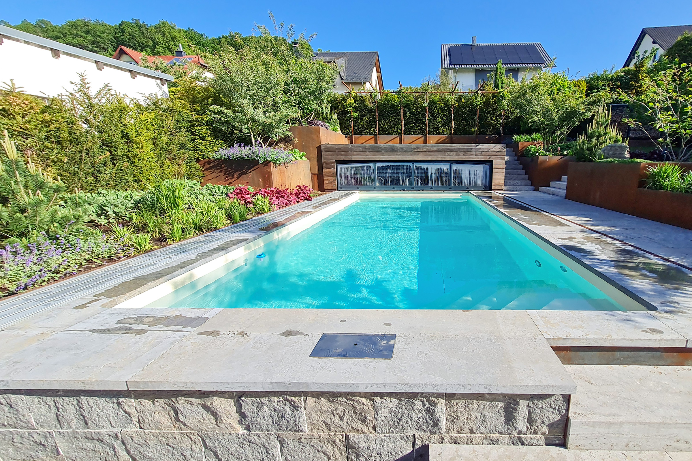 Flache Poolüberdachung in geöffnetem Zustand Geöffnete Poolüberdachung mit klarem Blick auf das Becken in moderner Gartenumgebung