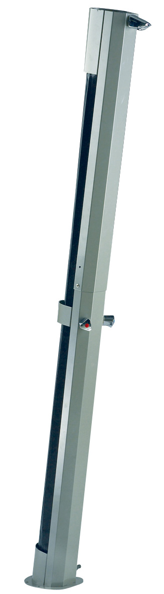 Detailansicht der Solardusche mit Duschkopf, Mischarmatur und dem dunklen Solarkollektor.