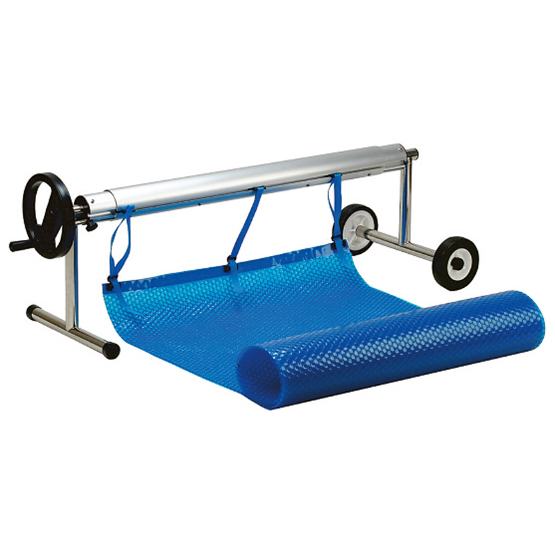 Aufrollvorrichtung PROFI mit T-Fuß und Rädern, blaue Solarfolie teilweise aufgerollt