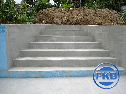 Betontreppe eines Pools mit hellblauer Folienvorbereitung für die Beckensanierung