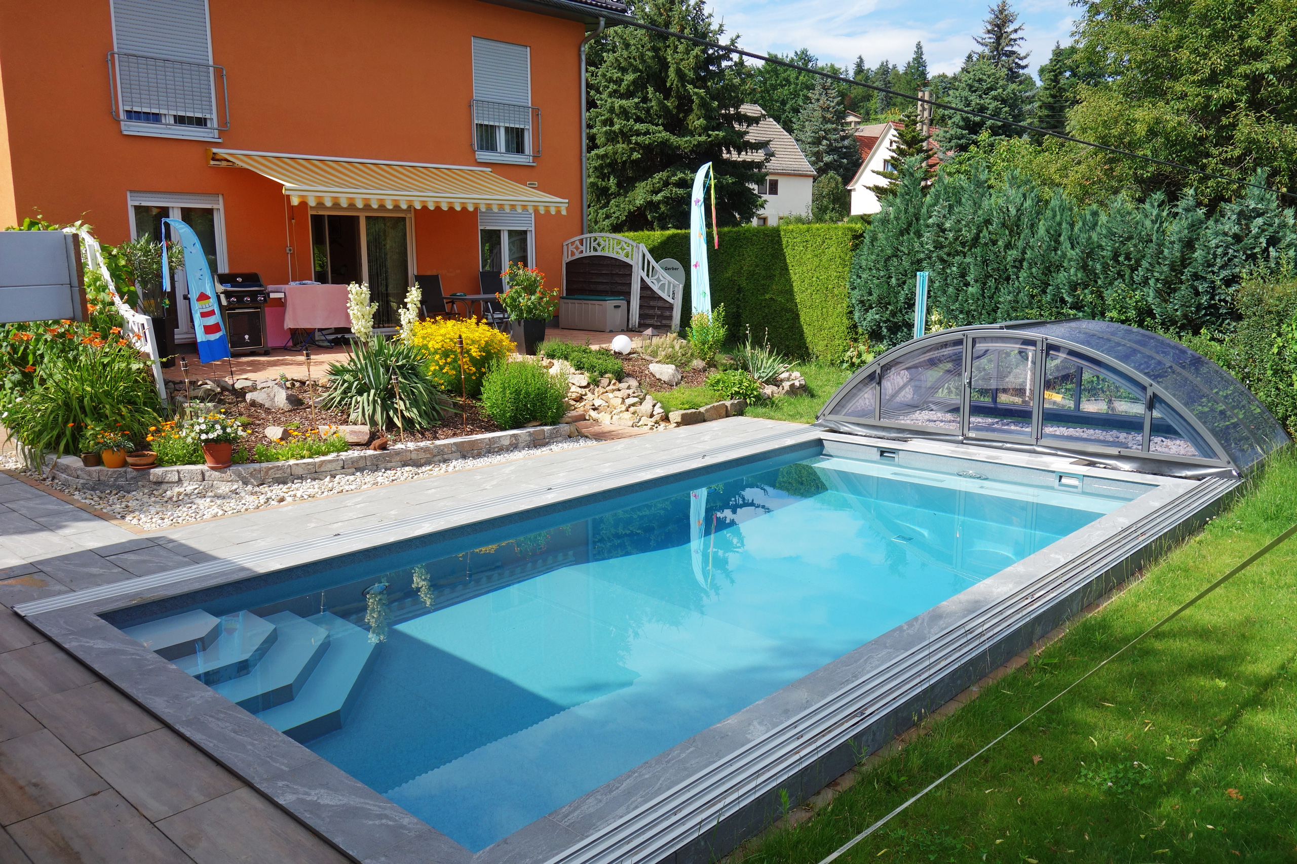 Schwimmbecken 4x8x1,5m mit Ecktreppe, Podest und Überdachung Premium B, Gesamtansicht im Garten