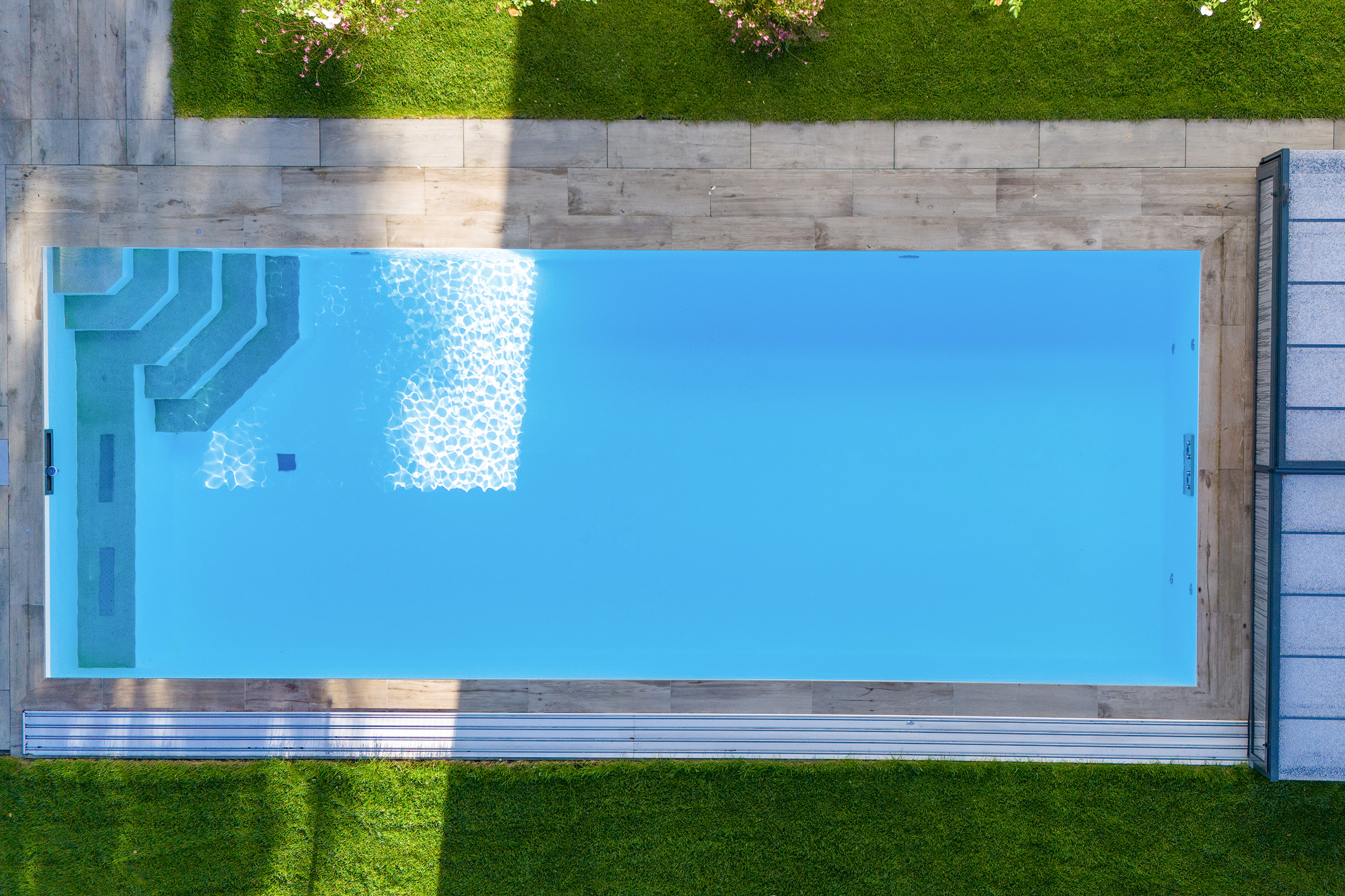 betonpool-mit-luftsprudel-sitzbank-poolueberdachung-005 Betonpool mit Luftsprudelsitzbank und Poolüberdachung