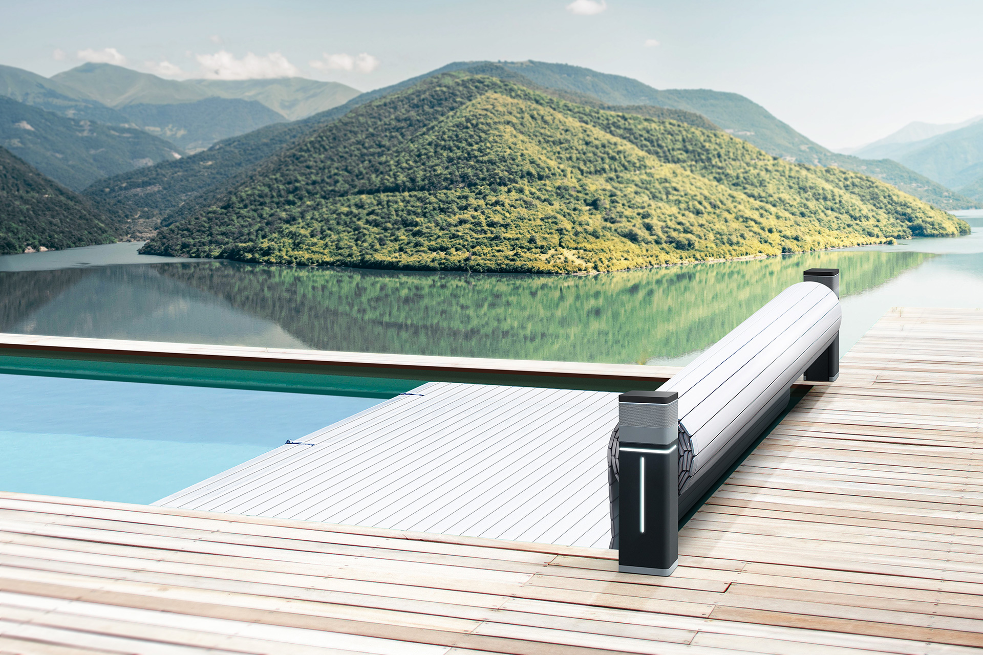 Elektrische Pool-Aufrollvorrichtung Tixit mit Rollladenabdeckung in Schwarz, am Poolrand mit Holzdeck