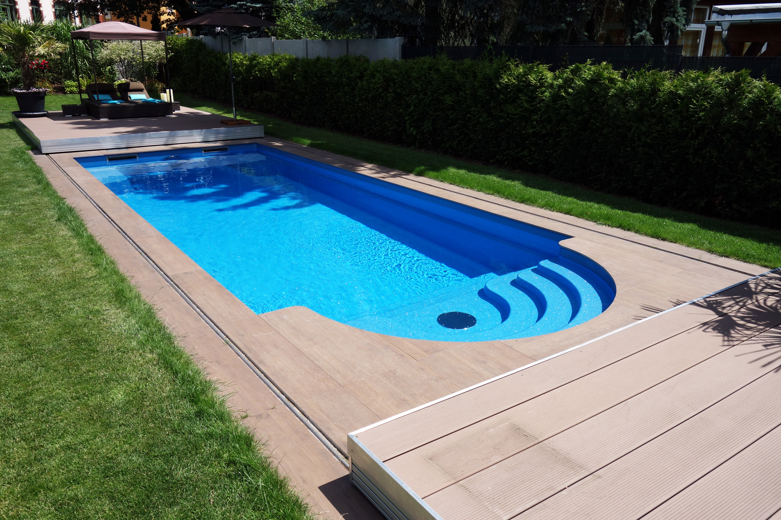 Terrassenabdeckung über dem Compass Pool Schwimmbecken Java 101 mit blauer Folie und Stufen