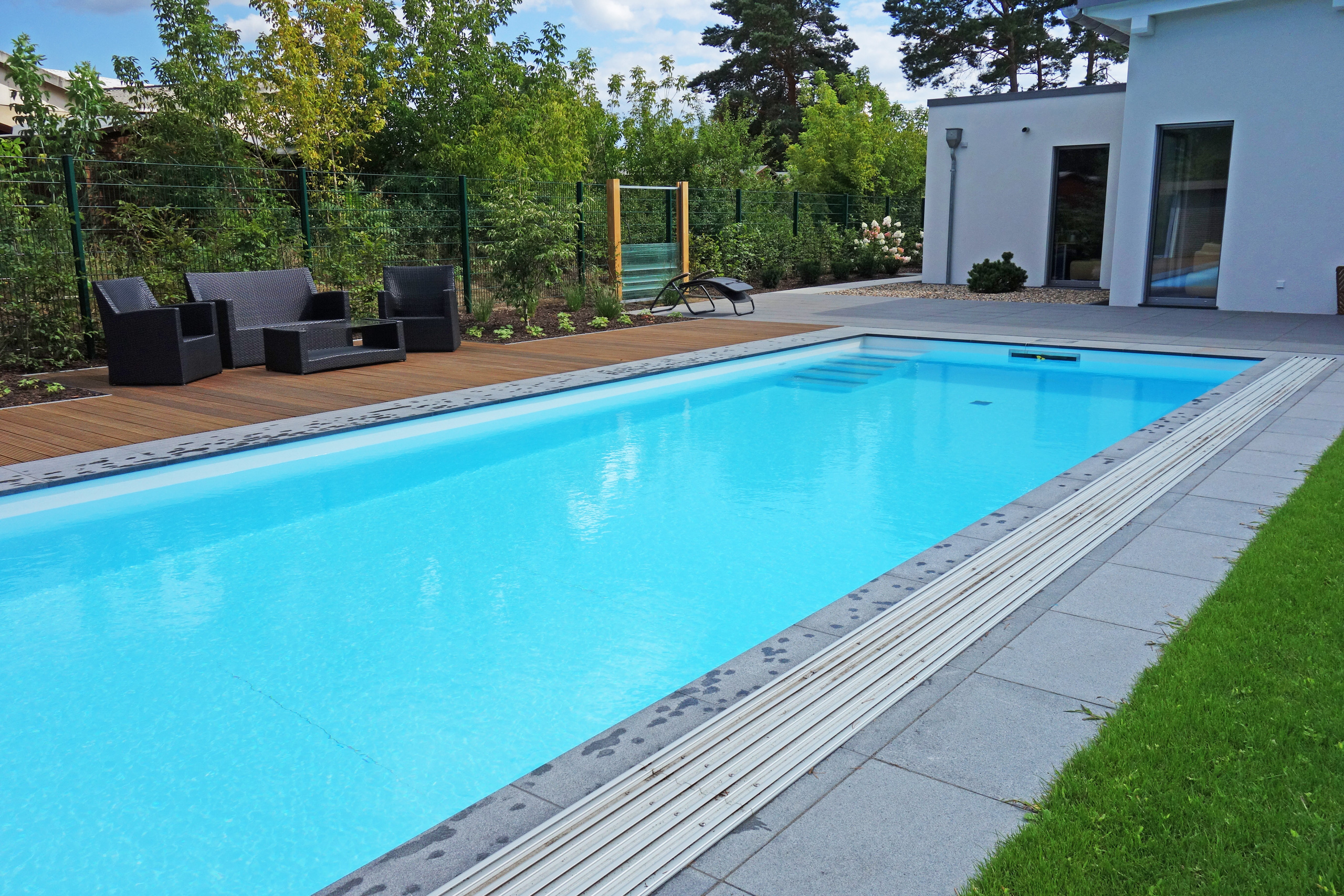 Außenpool mit gerader Treppe, Strömungsturbine und geschlossener Überdachung Horizont