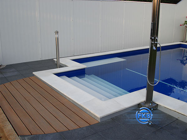 1354d0c568f1538 Schwimmbadenstieg
