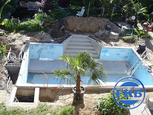 Alter Pool mit hellblauer Farbe und integrierter Treppe, bereit für die Sanierung.