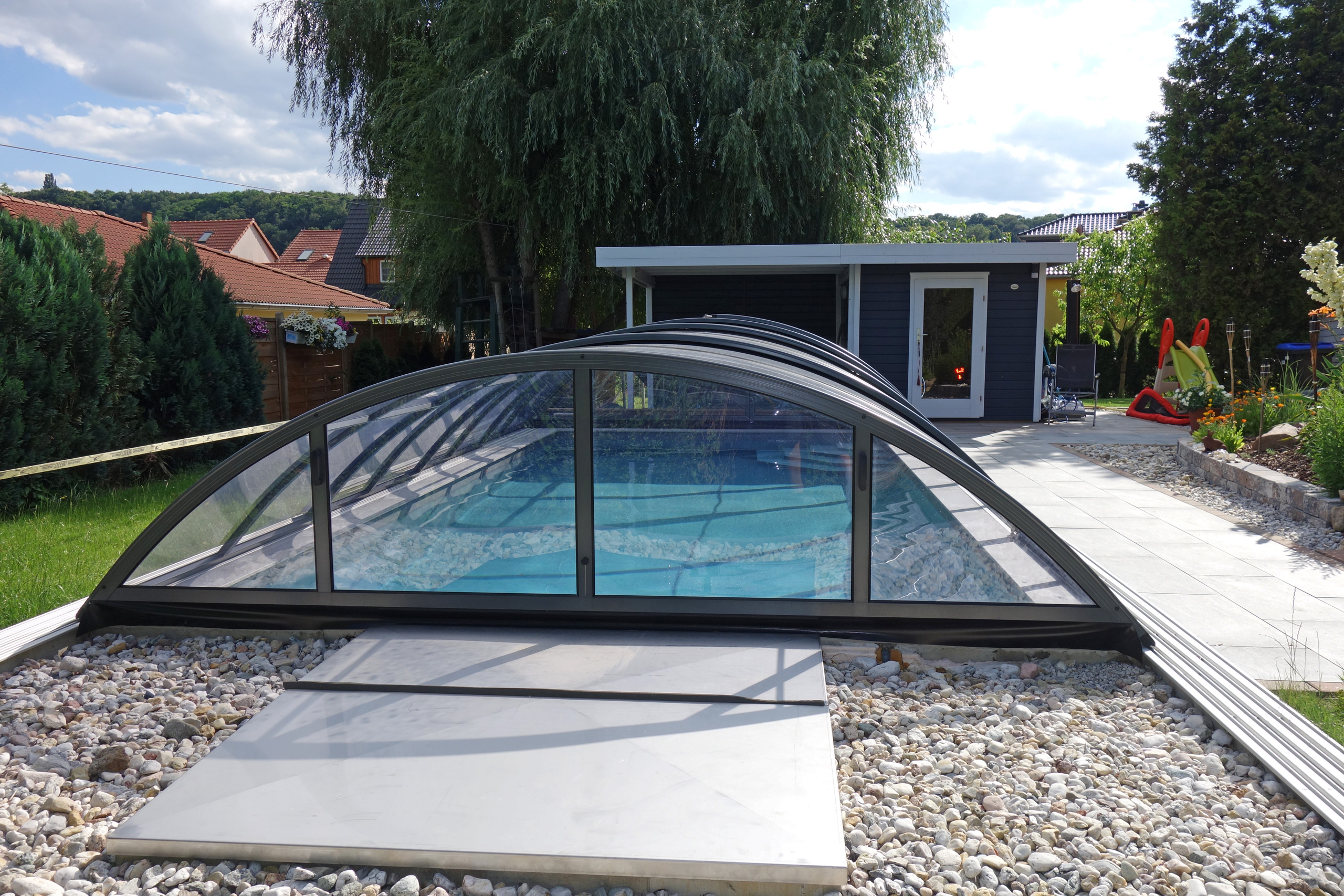 Detailansicht des Schwimmbeckens mit Überdachung und der Abdeckung für die Rollladen-Nische.