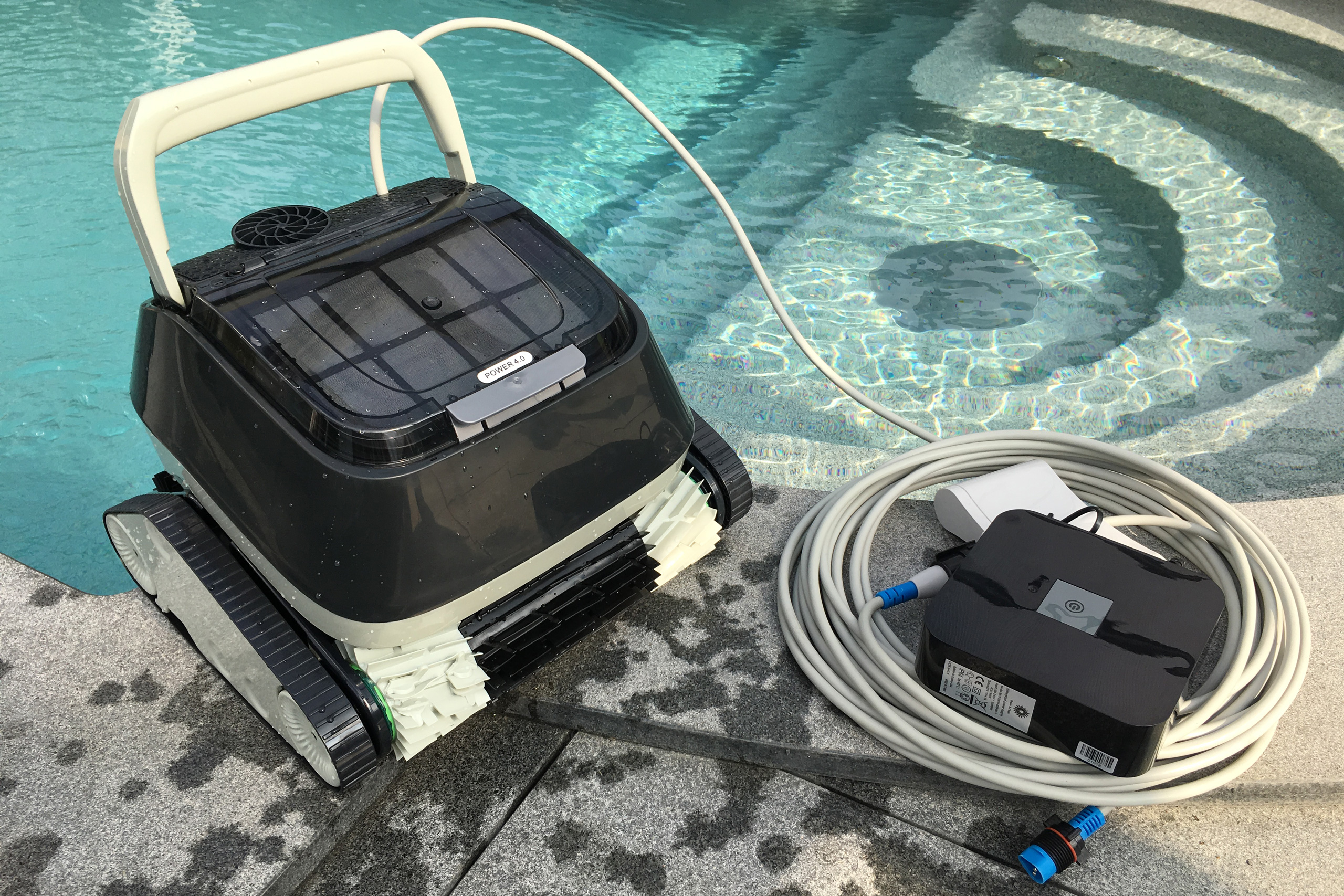 Meranus POWER 4.0 Pool Saugroboter mit Kabel und Netzteil am Beckenrand