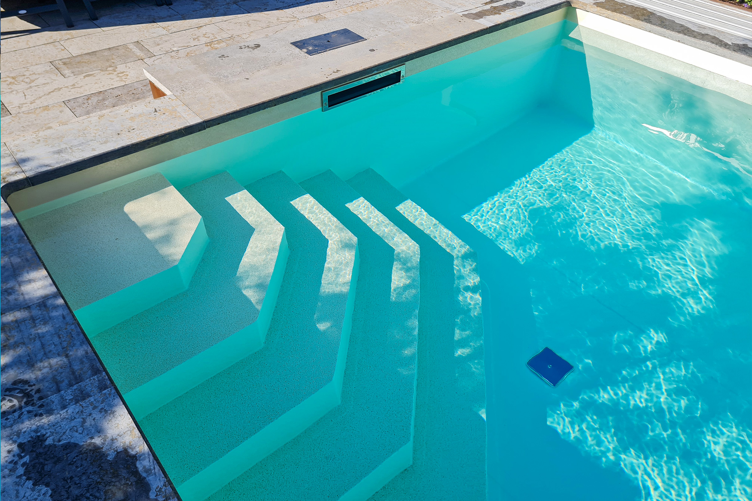 Stufenanlage mit ELBE Pearl Folie ausgekleidet Fünfstufige Einstiegstreppe im Pool mit gleichmäßig verlegter ELBE Pearl Folie