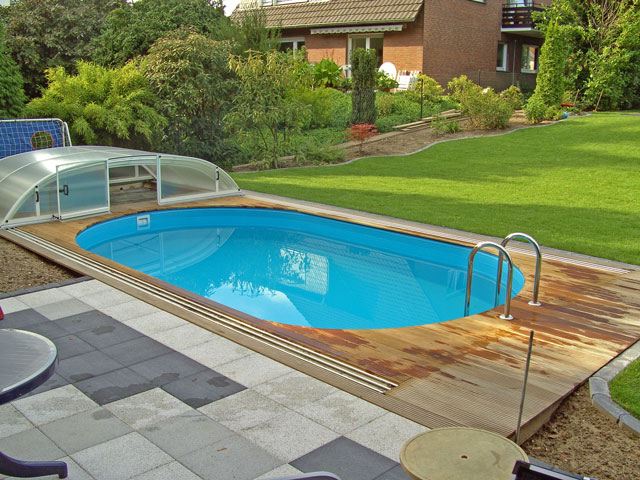 Ovalformbecken mit Holzdeck
