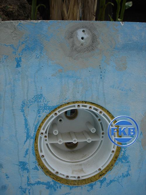 Detailansicht eines Skimmers und einer Einlaufdüse in einer hellblauen Beckenwand vor der Sanierung