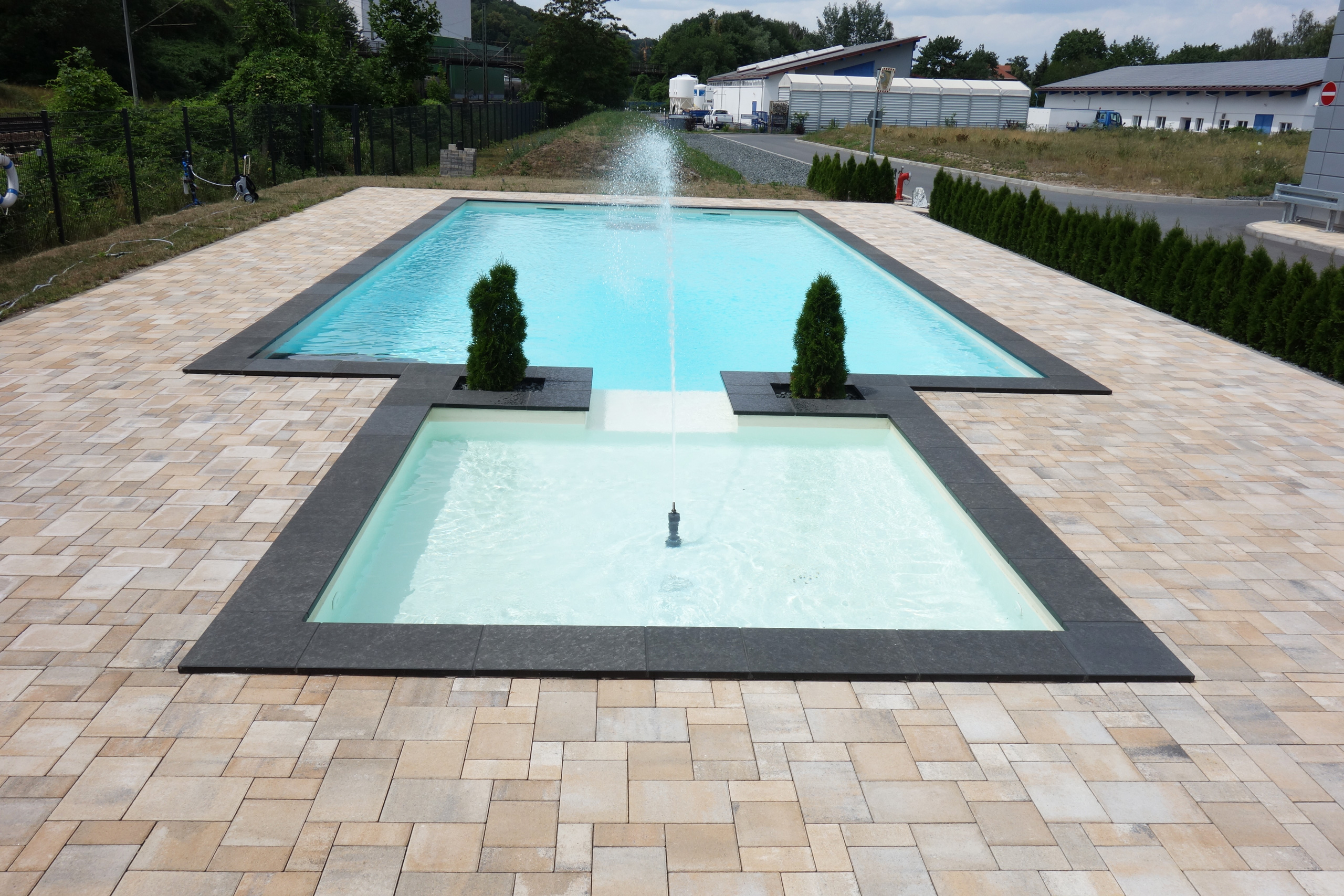 Feuerlöschteich Rückkühlbecken für Maschinenpark 6x12 m mit zwei Wasserbecken und Fontänen