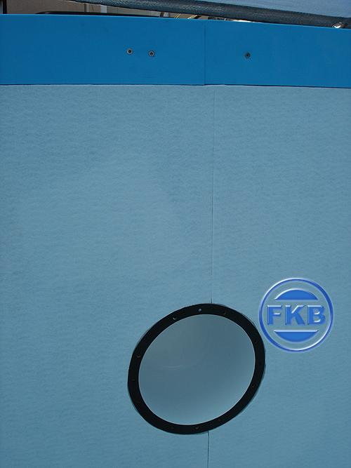 Detailansicht der hellblauen Beckenfolie mit runder Öffnung und FKB-Logo