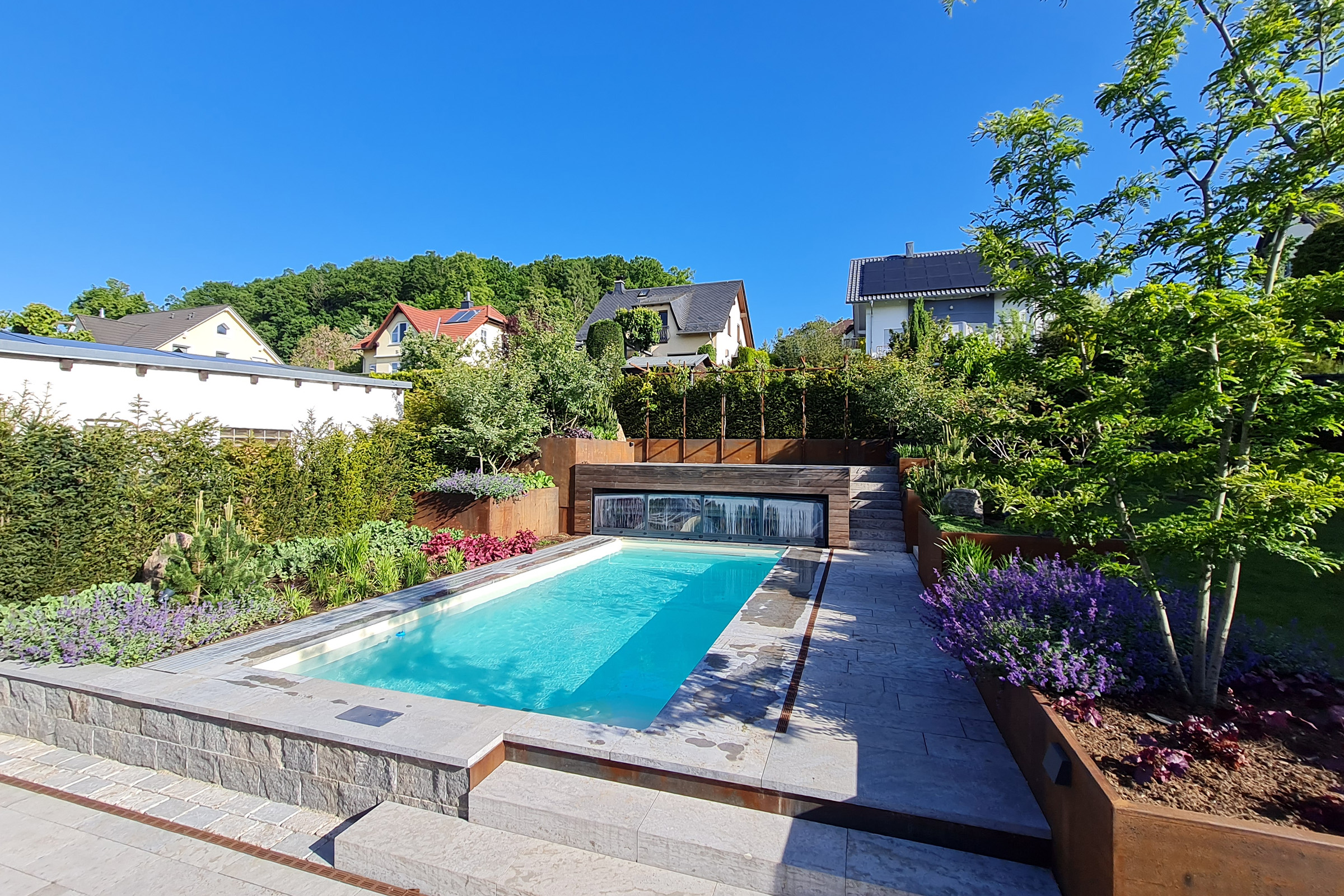 Betonpool mit Pearl Sand Folie und abgestimmter Gartengestaltung Pool mit heller Sandfolie und harmonischer Gartengestaltung in einem Wohngebiet