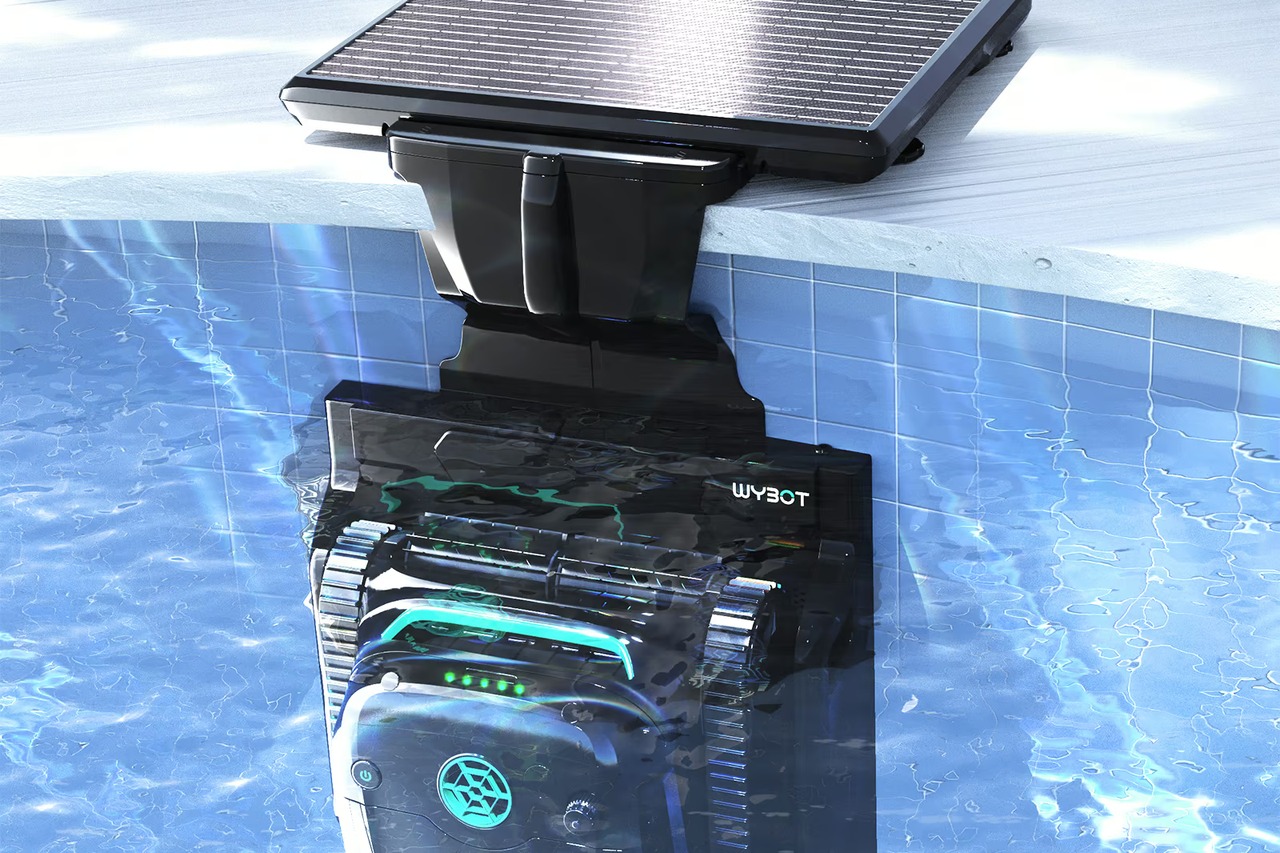 WYBOT S2 Solar Vision in der Solar-Ladestation am Beckenrand im Wasser
