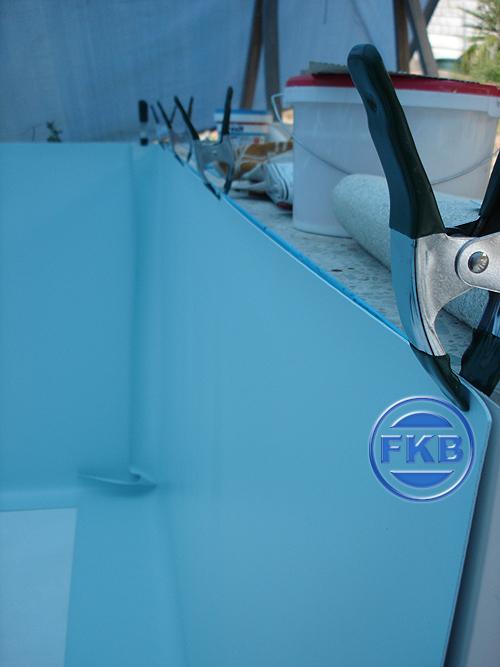 FKB Logo auf hellblauer Beckenfolie, mit Klammern am Rand befestigt