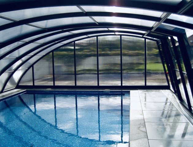 Hohe Poolüberdachung Aluna® Delta II Hohe Poolüberdachung Aluna® Delta II