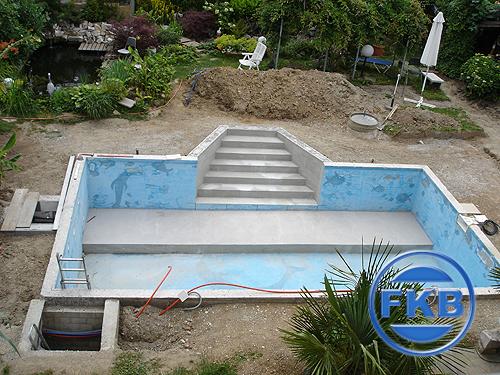 Poolsanierung mit hellblauer Auskleidung und integrierter Treppe im Rohbau, umgeben von Garten und Erdaushub.