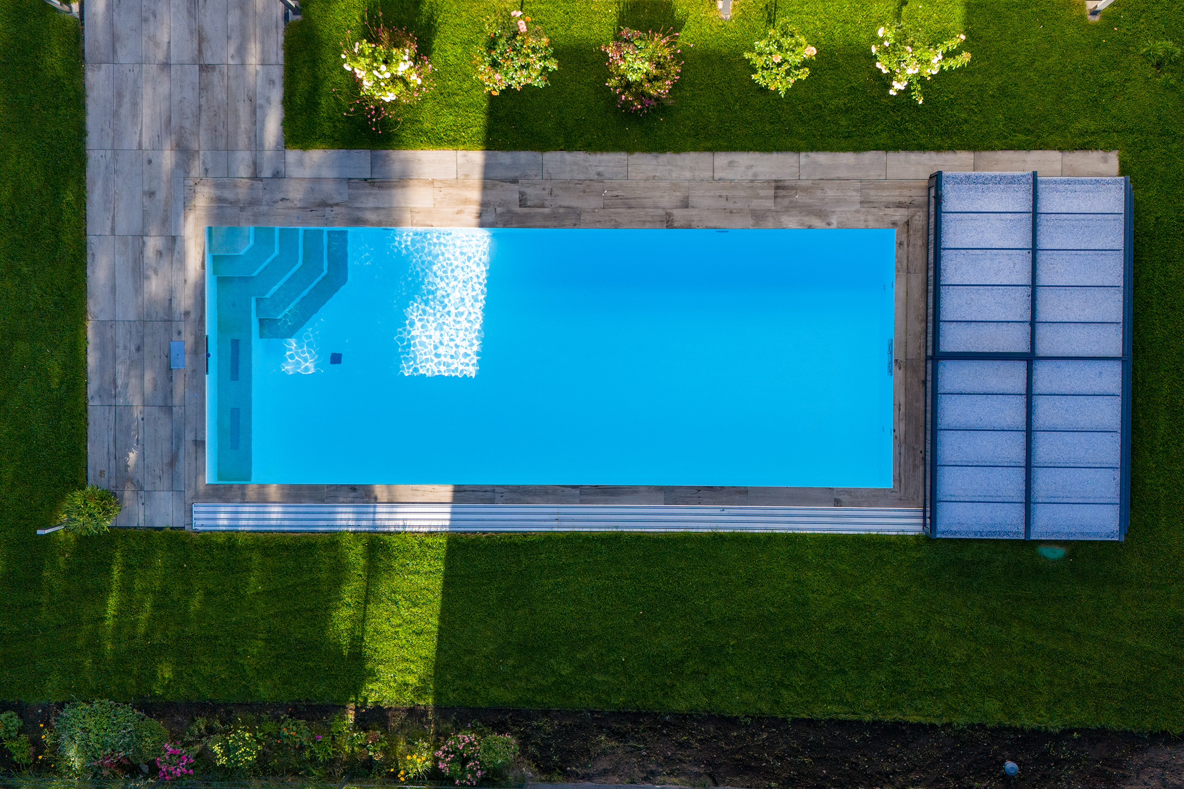 betonpool-mit-luftsprudel-sitzbank-poolueberdachung-004 Betonpool mit Luftsprudelsitzbank und Poolüberdachung
