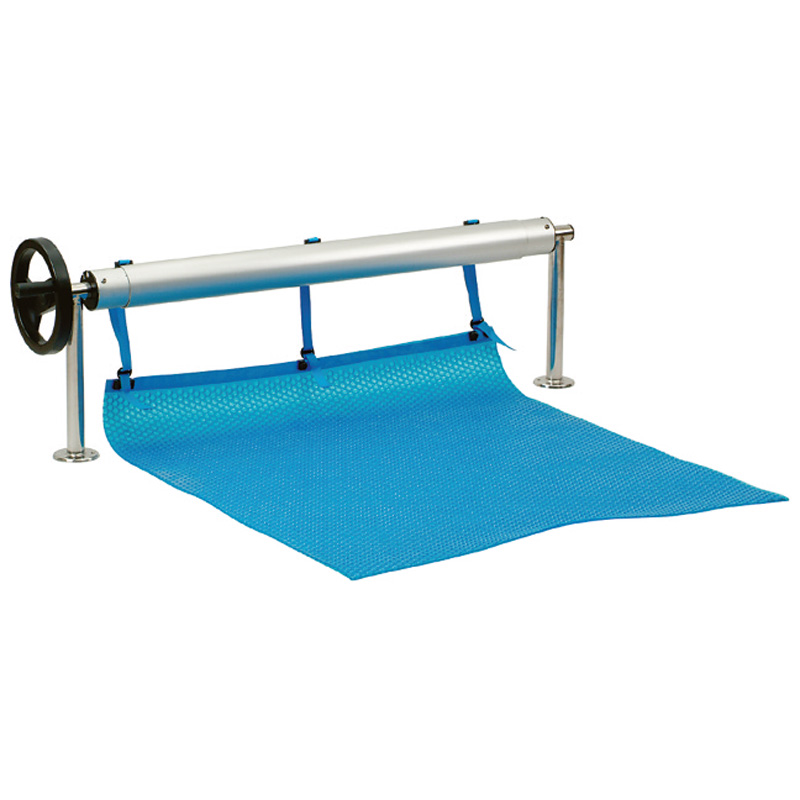 Aufrollvorrichtung FIX mit blauer Solarfolie für Beckenbreite 3,4 - 4,6 m, Flanschfüße sichtbar