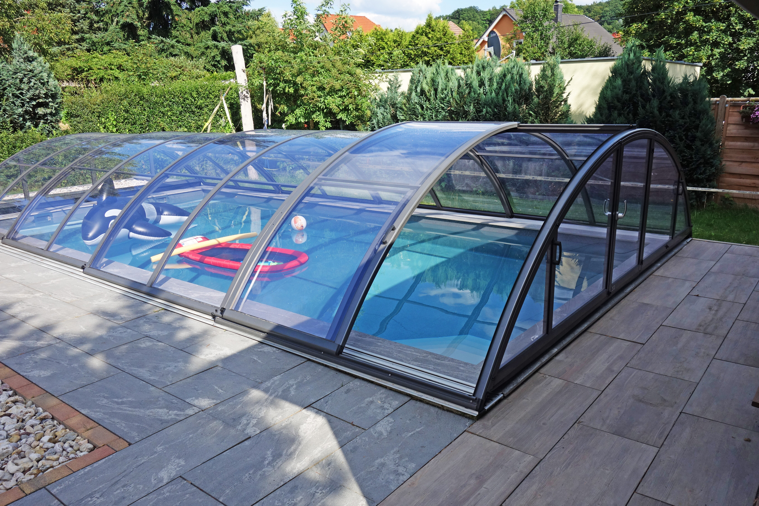 Schwimmbecken 4x8x1,5m mit Ecktreppe, Podest und Überdachung Premium B im Garten