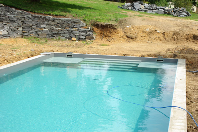 Schwimmbecken grau