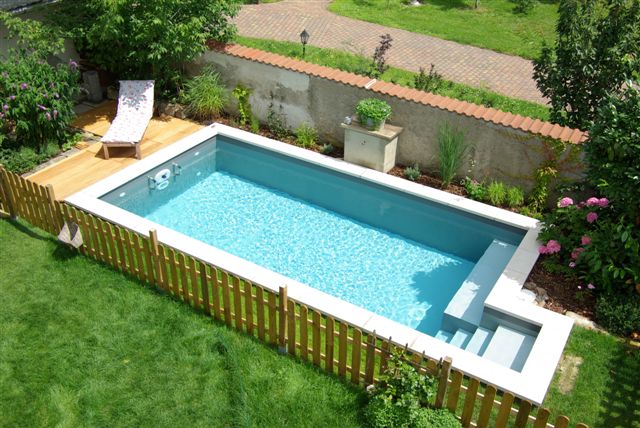 854c9066400d62 Schwimmbecken im Garten