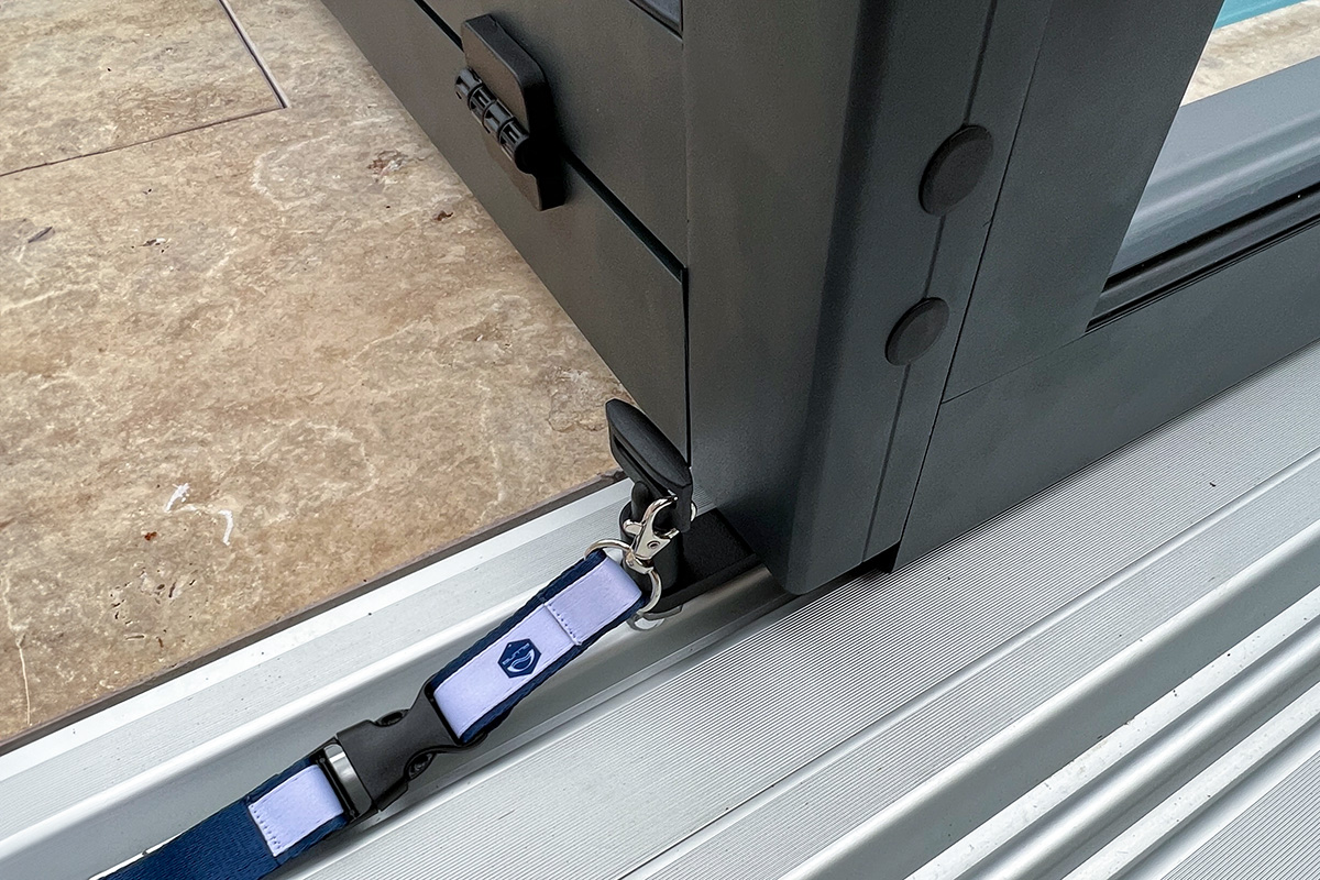 Detailansicht des Sicherungsbandes an der Poolüberdachung Aluna Exclusive Line R1