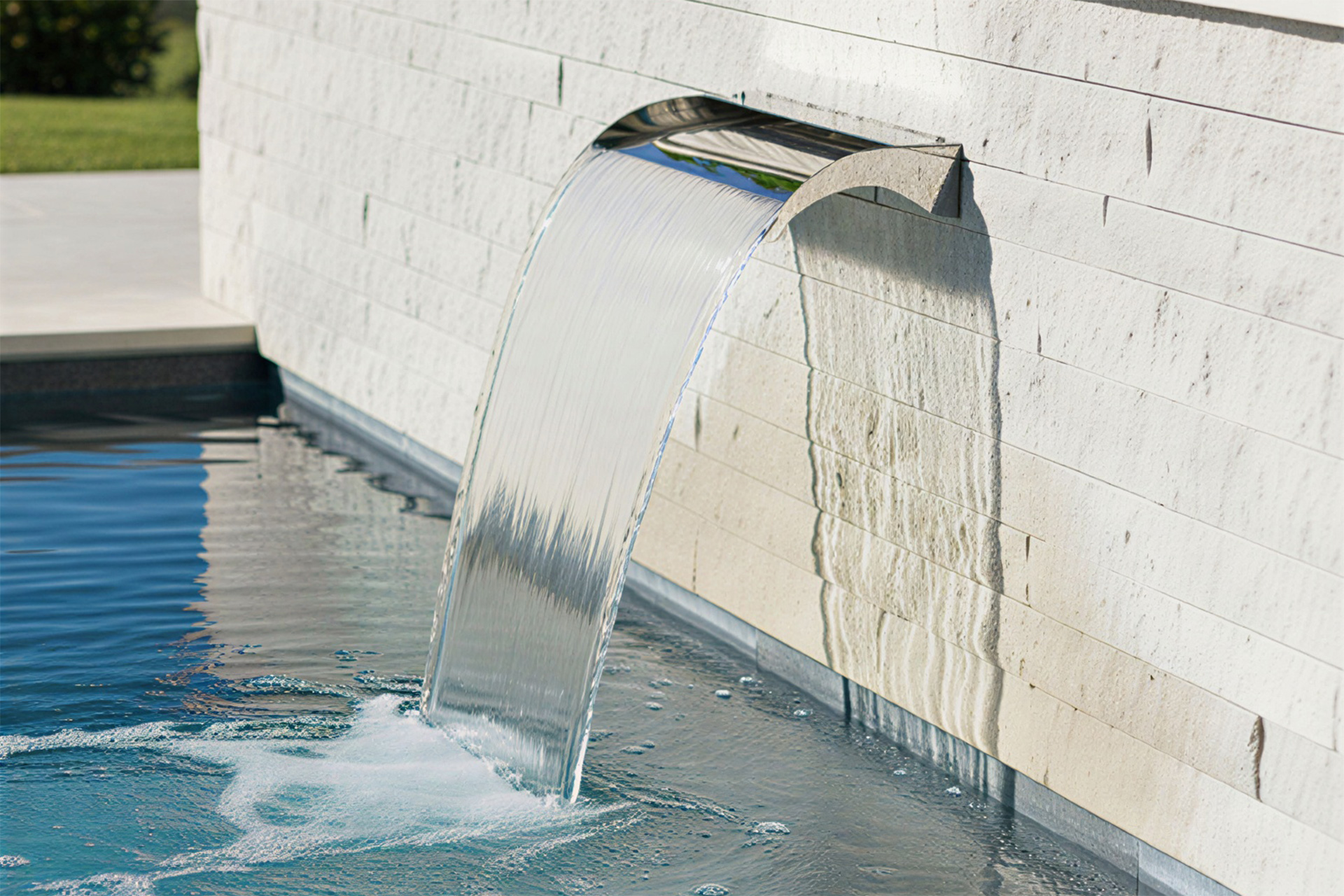 Edelstahl-Schwalldusche Cascade mit breitem Wasserschwall, der in einen Pool fällt und für Bewegung sorgt