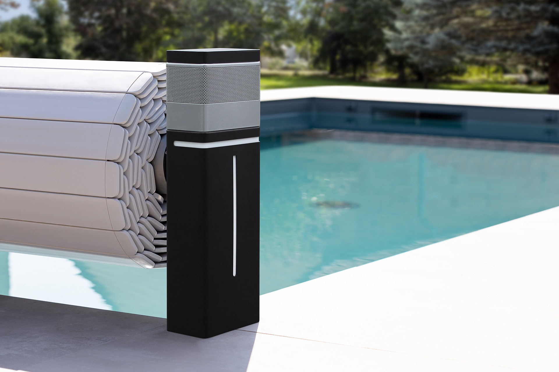 Elektrische Aufrollvorrichtung Tixit in Schwarz für Pool-Rollladenabdeckung, Detailansicht am Poolrand.