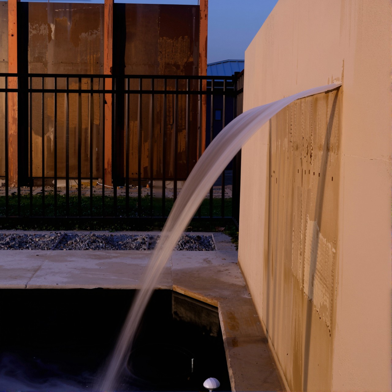 Wasserfall SilkFlow mit breitem, gleichmäßigem Wasserschleier, der in ein Becken fließt