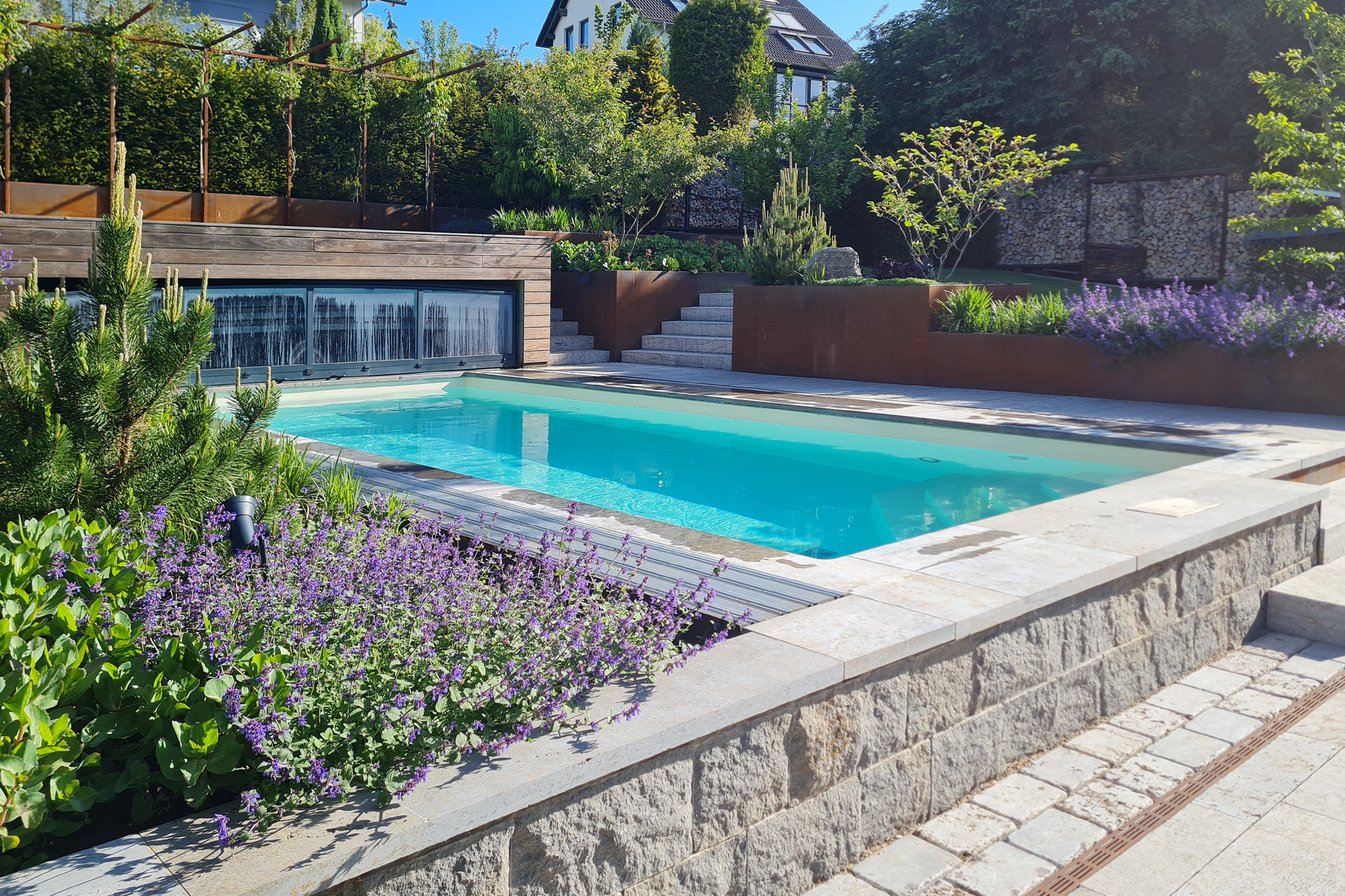 Betonpool mit Pearl Folie und Natursteintreppe Betonpool mit ELBE Pearl Folienauskleidung und moderner Gartentreppe aus Naturstein