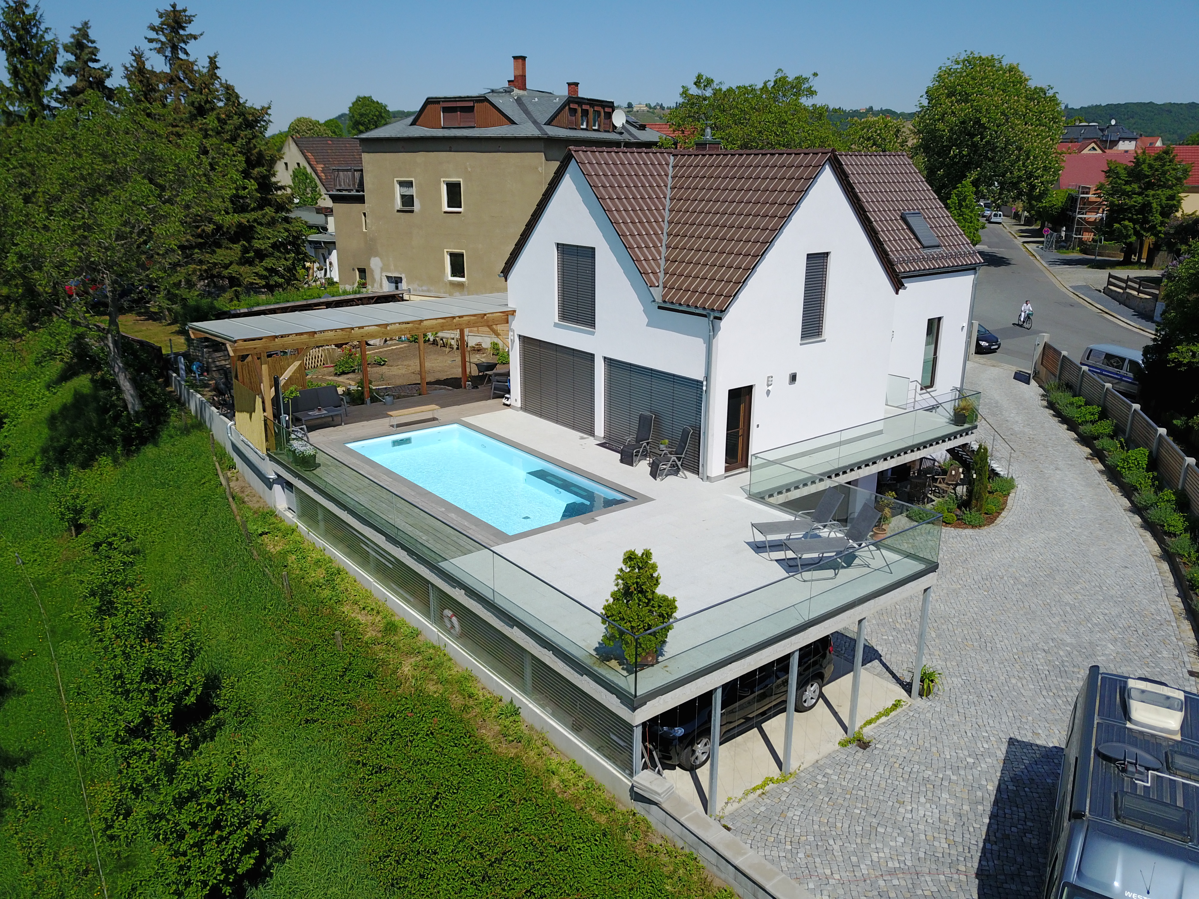 DJI_0197 Rechteckbecken 4x7x1,50m mit Ecktreppe, Podest und Strömungsturbine