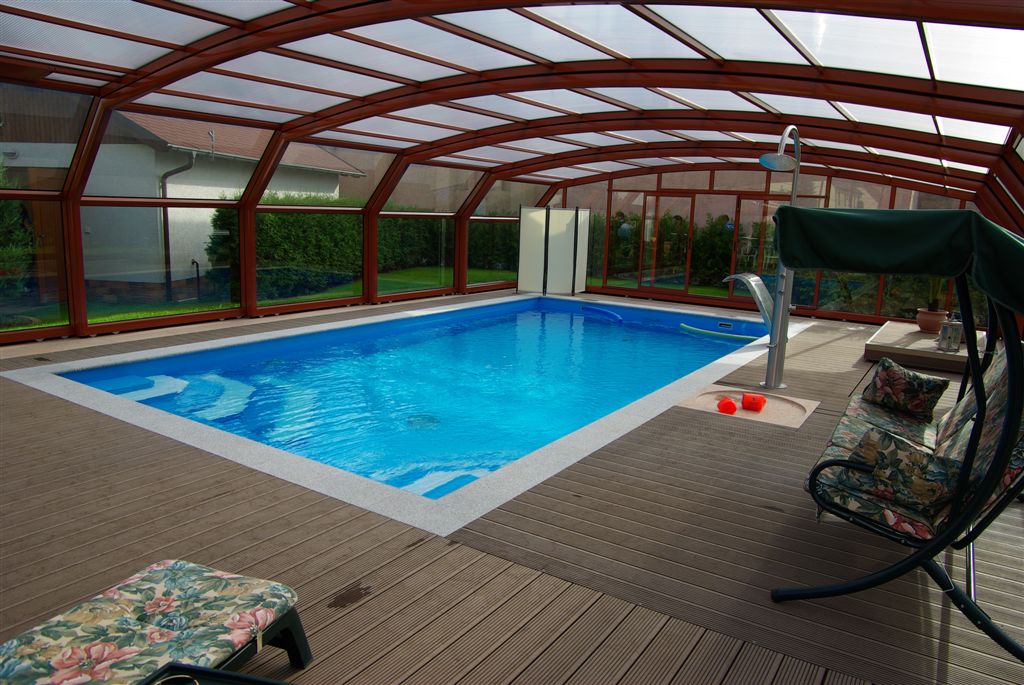 Schwimmhalle mit Schwalldusche und Dusche